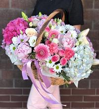 Композиция солнечный день в Галашках Цветочная композиция из Розы, Хризантемы, Пионы и Лизиантусы в корзине в Галашках