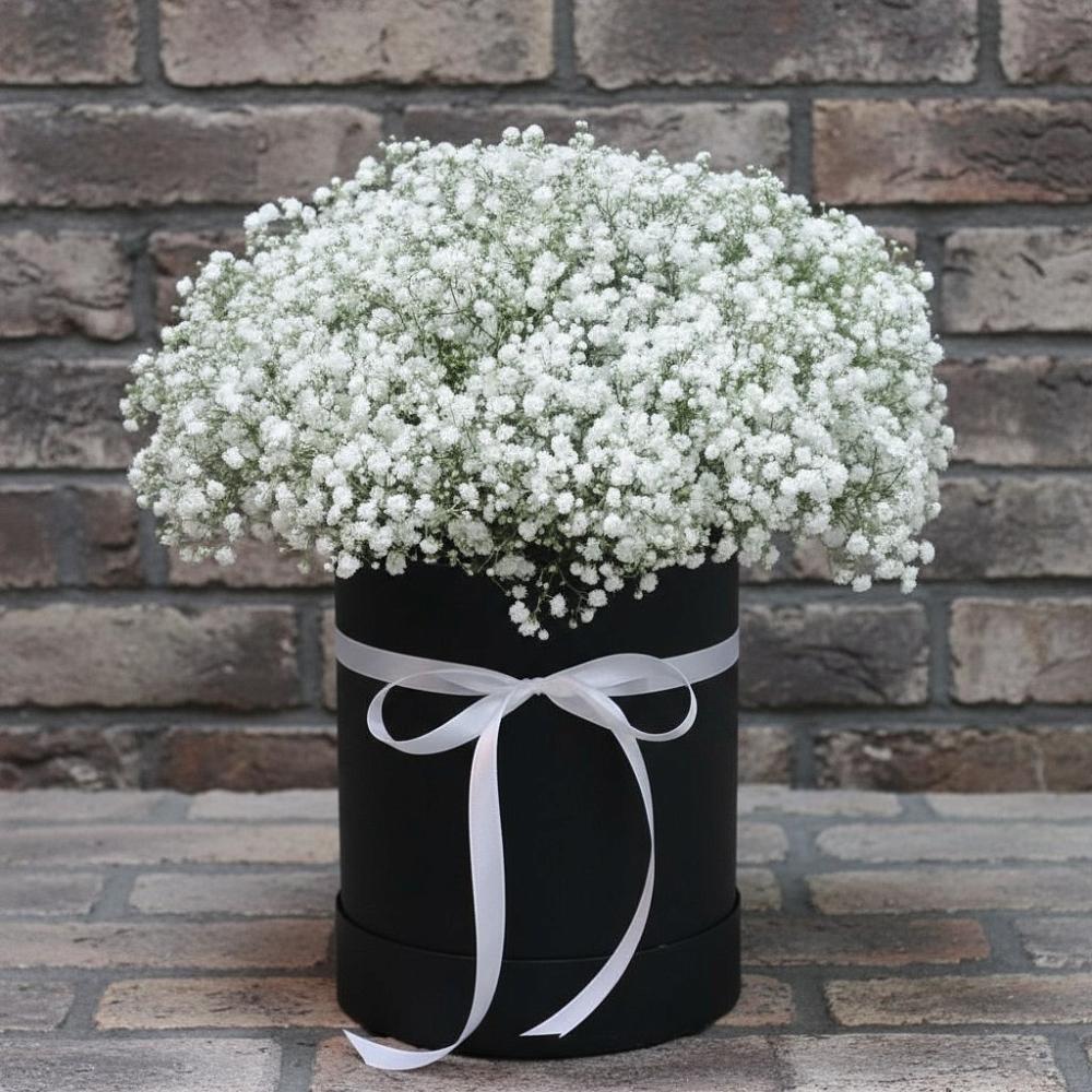 Цветочная композиция из Гипсофила в шляпной коробке в Галашках