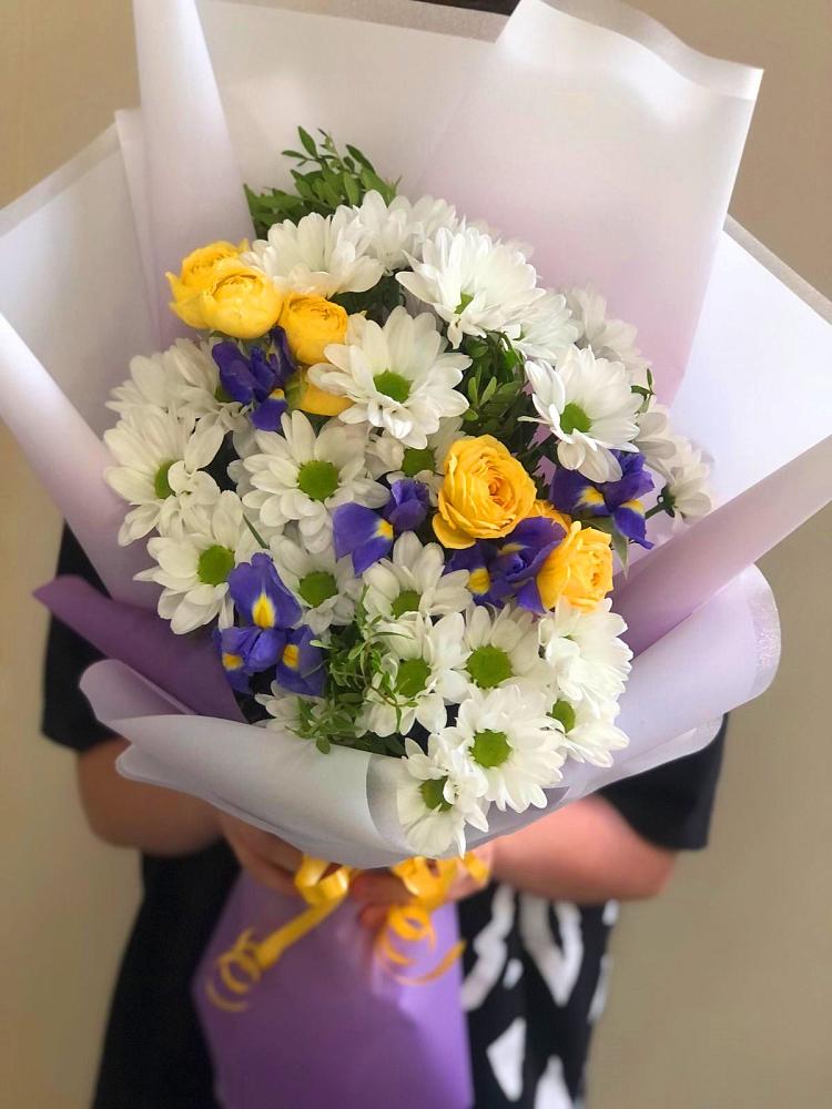 Букет цветов из: Ирисы, Хризантемы и Розы в Галашках