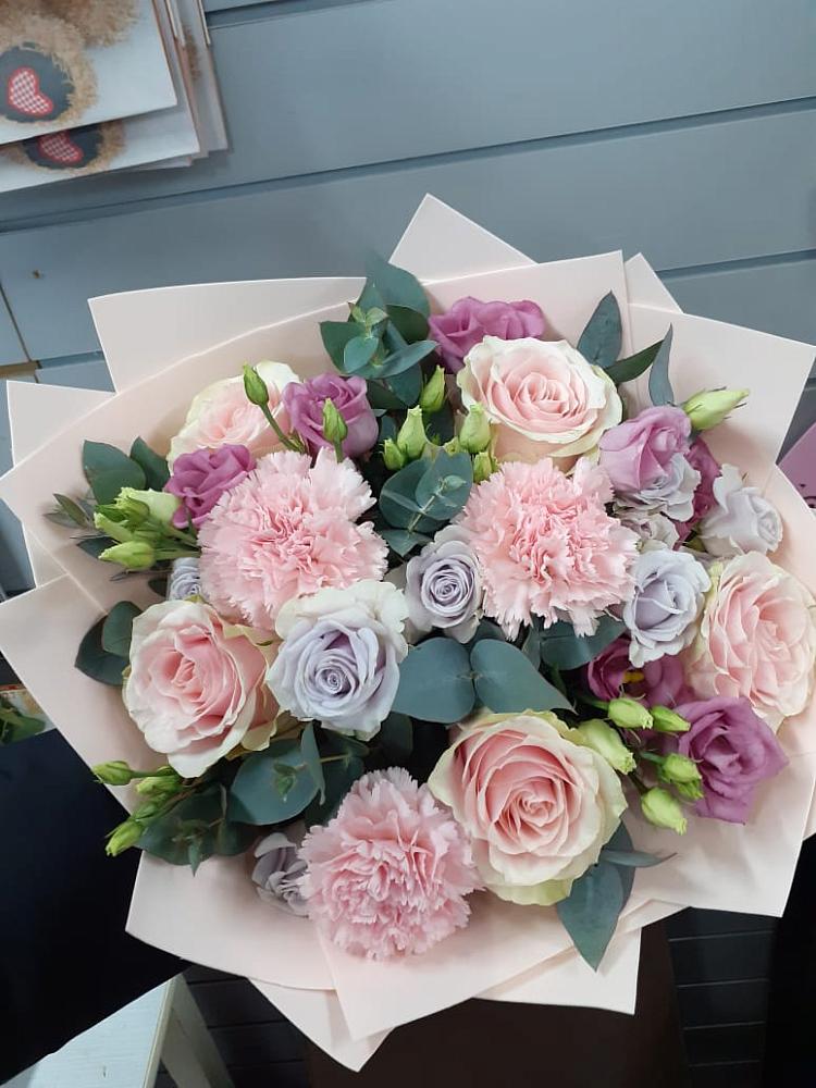 Букет цветов из: Розы, Гвоздики и Лизиантусы в Галашках